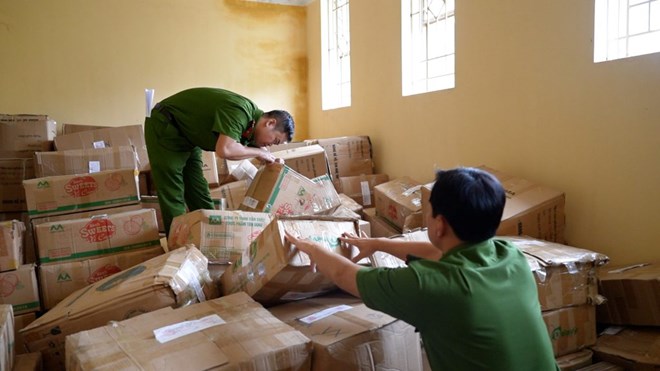 Cán bộ Phòng Cảnh sát kinh tế Công an tỉnh Yên Bái (nay là Lào Cai) kiểm tra số hàng hóa bị thu giữ. Ảnh: Đức Huy