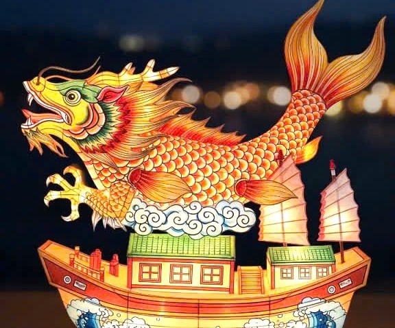 Mô hình đèn cá chép hóa rồng của tổ dân phố 4 - Sơn Lộc, phường Sơn Tây