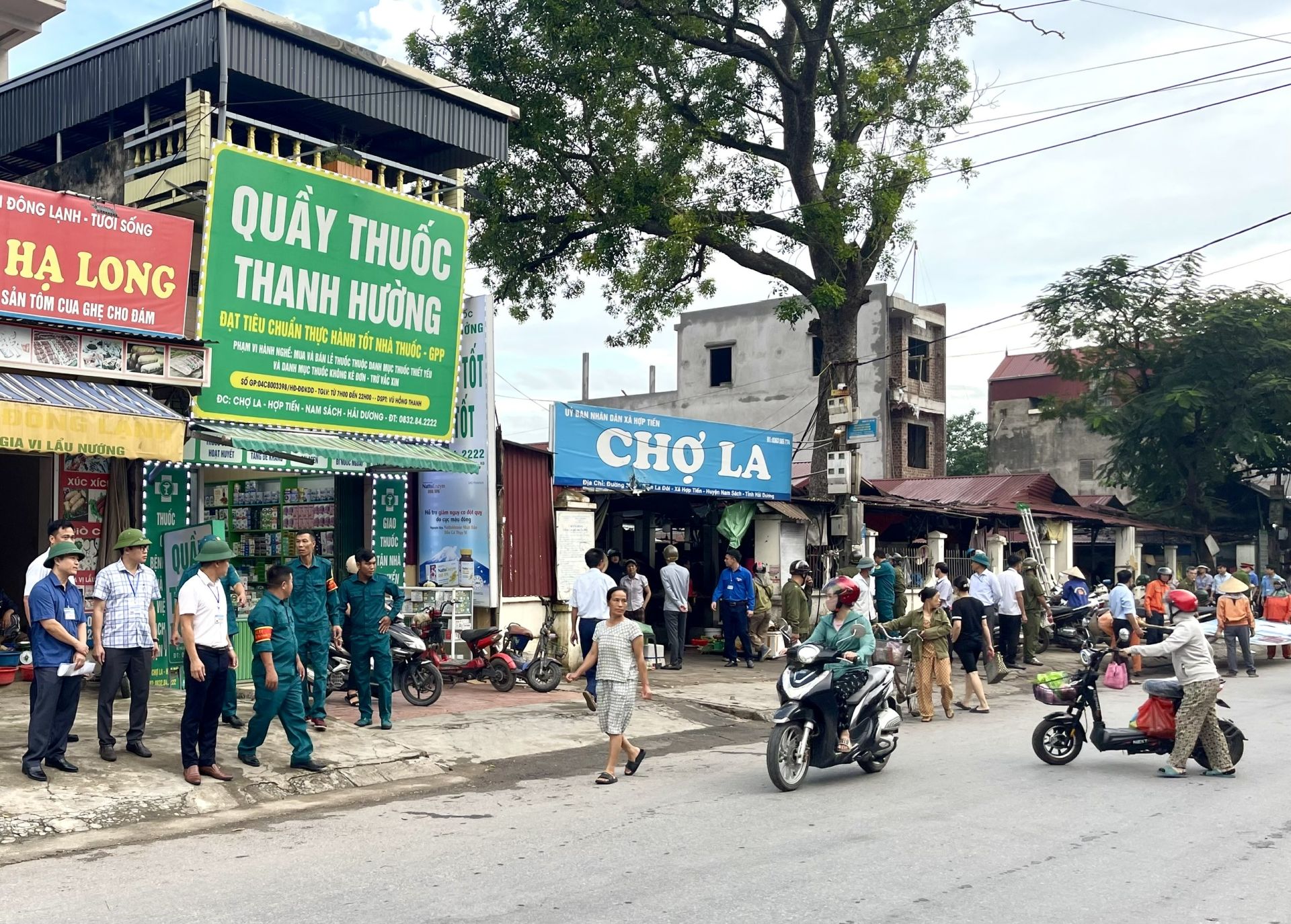 Xã Hợp Tiến ra quân giải tỏa hành lang an toàn giao thông, trật tự công cộng