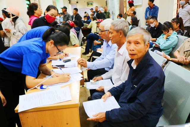 Người dân đến làm thủ tục tại Trung tâm dịch vụ hành chính công phường Buôn Ma Thuột. Người dân đến làm thủ tục tại Trung tâm dịch vụ hành chính công phường Buôn Ma Thuột.