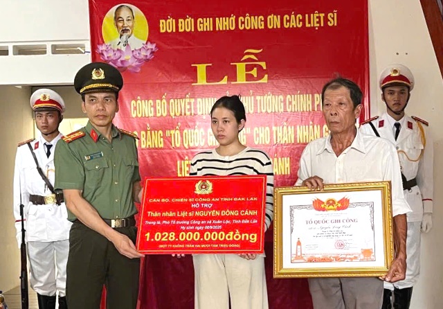 Đại tá Trần Quang Hiếu trao Bằng Tổ quốc ghi công và khoản tiền quyền hỗ trợ cho thân nhân Liệt sĩ Trung tá Nguyễn Đông Cánh . Đại tá Trần Quang Hiếu trao Bằng Tổ quốc ghi công và khoản tiền quyền hỗ trợ cho thân nhân Liệt sĩ Trung tá Nguyễn Đông Cánh .