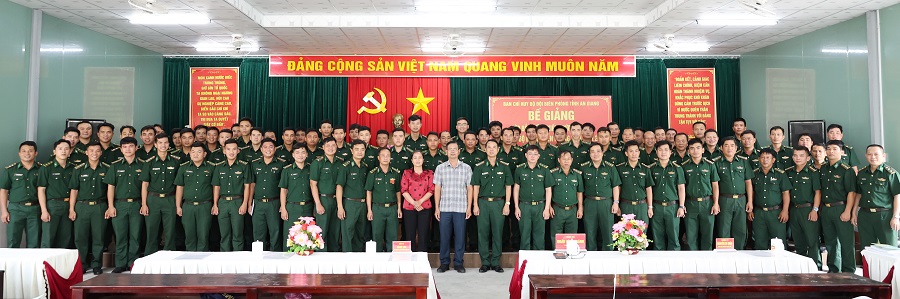 Đại tá Doãn Đình Tránh, Phó Chính ủy Ban Chỉ huy Bộ đội Biên phòng tỉnh An Giang phát biểu chỉ đạo