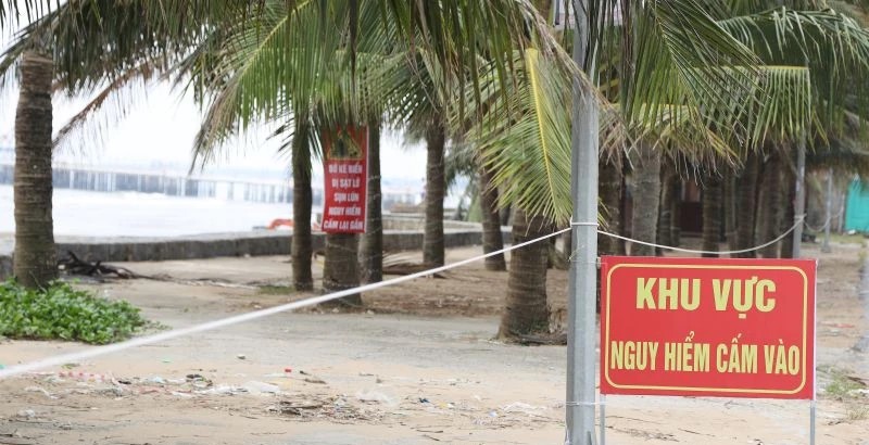 Công bố tình huống khẩn cấp sạt lở công trình kè bờ biển xã Hoằng Tiến