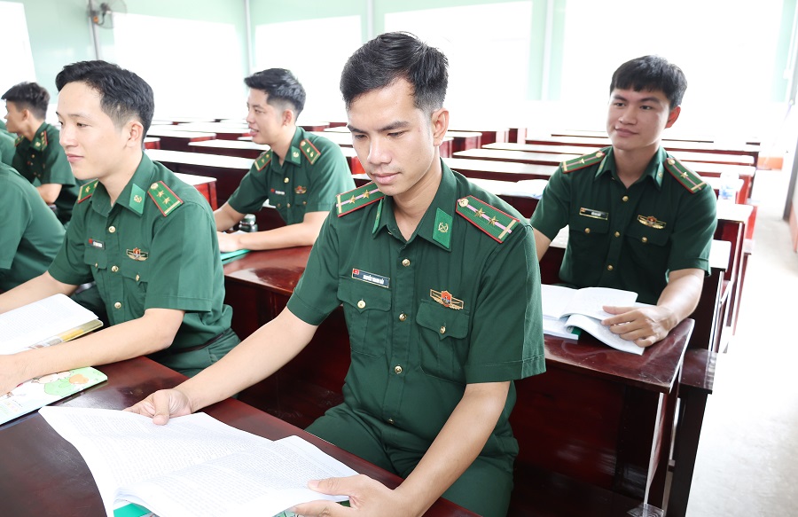 Cán bộ tập trung nghiên cứu trong quá trình học tập.