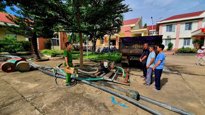 Lực lượng chức năng làm việc với các đối tượng khai thác cát trái phép