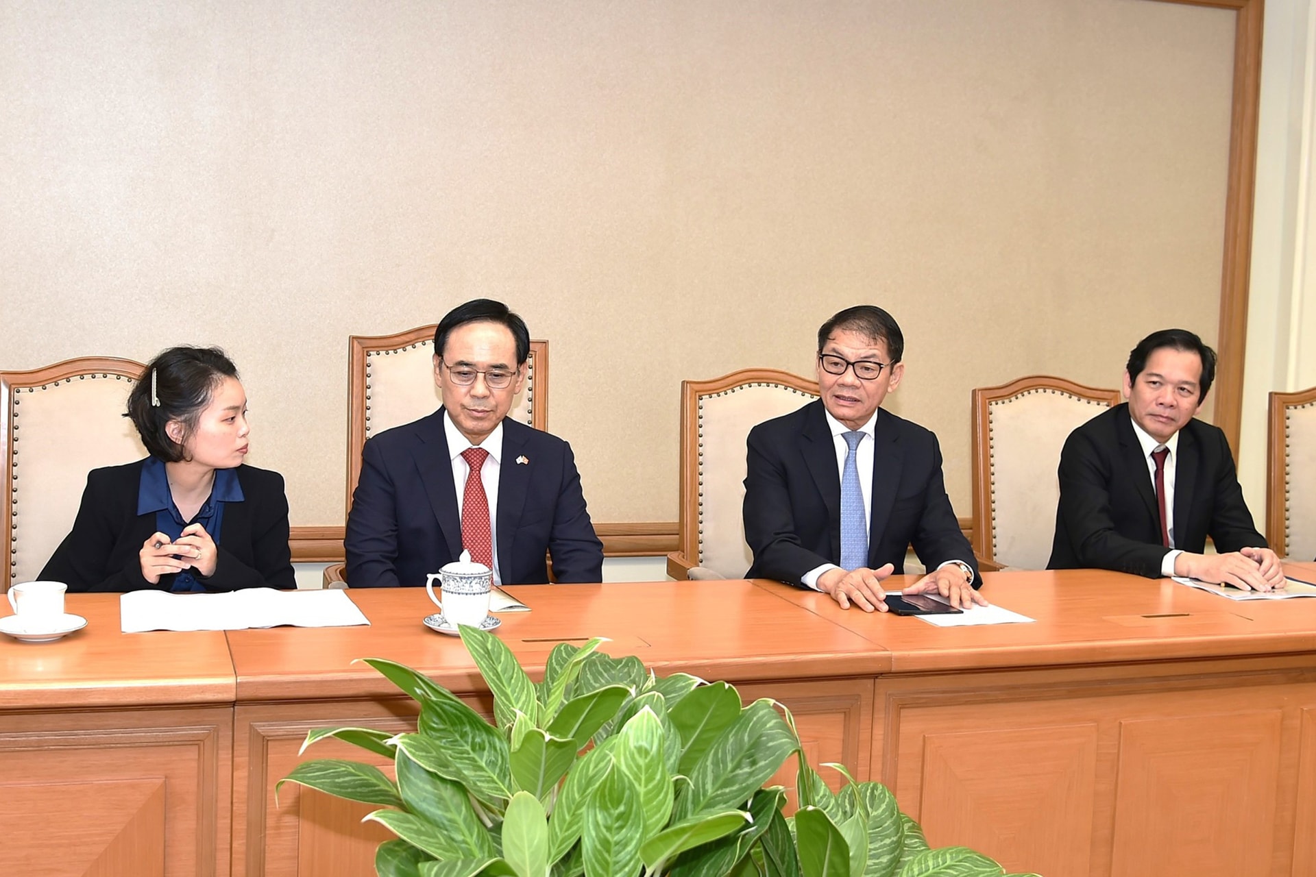 Chủ tịch HĐQT THACO Trần Bá Dương chia sẻ về triển vọng hợp tác với Hyundai Rotem trong việc phát triển đường sắt đô thị (Ảnh: VGP) Chủ tịch HĐQT THACO Trần Bá Dương chia sẻ về triển vọng hợp tác với Hyundai Rotem trong việc phát triển đường sắt đô thị (Ảnh: VGP)