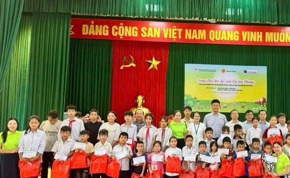 Trao quà cho học sinh có hoàn cảnh khó khăn tại xã Thọ Phú