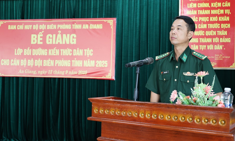 Đại tá Doãn Đình Tránh, Phó Chính ủy Ban Chỉ huy Bộ đội Biên phòng tỉnh An Giang phát biểu chỉ đạo.