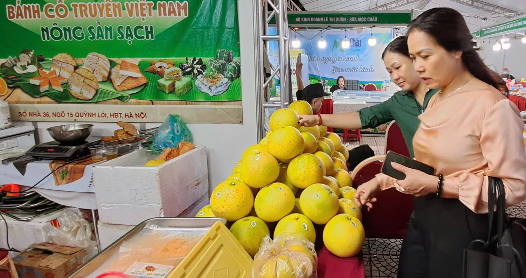 Người tiêu dùng tiếp cận tiêu thụ sản phẩm nông sản tại Tuần hàng trái cây, nông sản các tỉnh, thành phố năm 2025. Ảnh: Hoài Nam Người tiêu dùng tiếp cận tiêu thụ sản phẩm nông sản tại Tuần hàng trái cây, nông sản các tỉnh, thành phố năm 2025. Ảnh: Hoài Nam