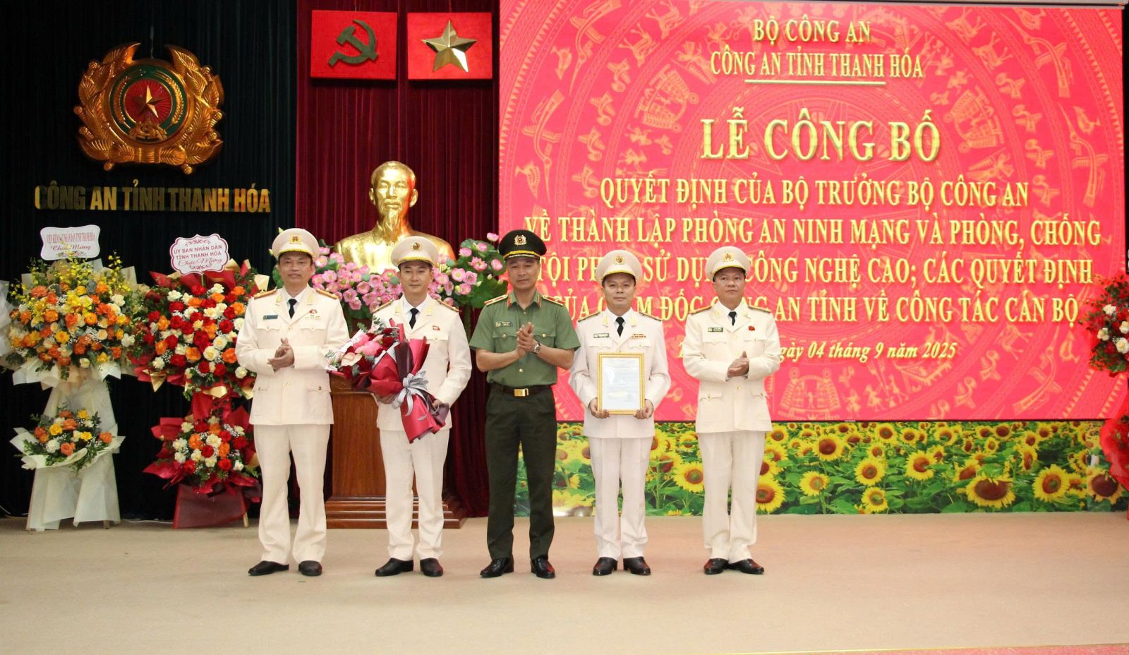 Đồng chí Giám đốc Công an tỉnh trao các Quyết định cho Phòng An ninh mạng và phòng, chống tội phạm sử dụng công nghệ cao.