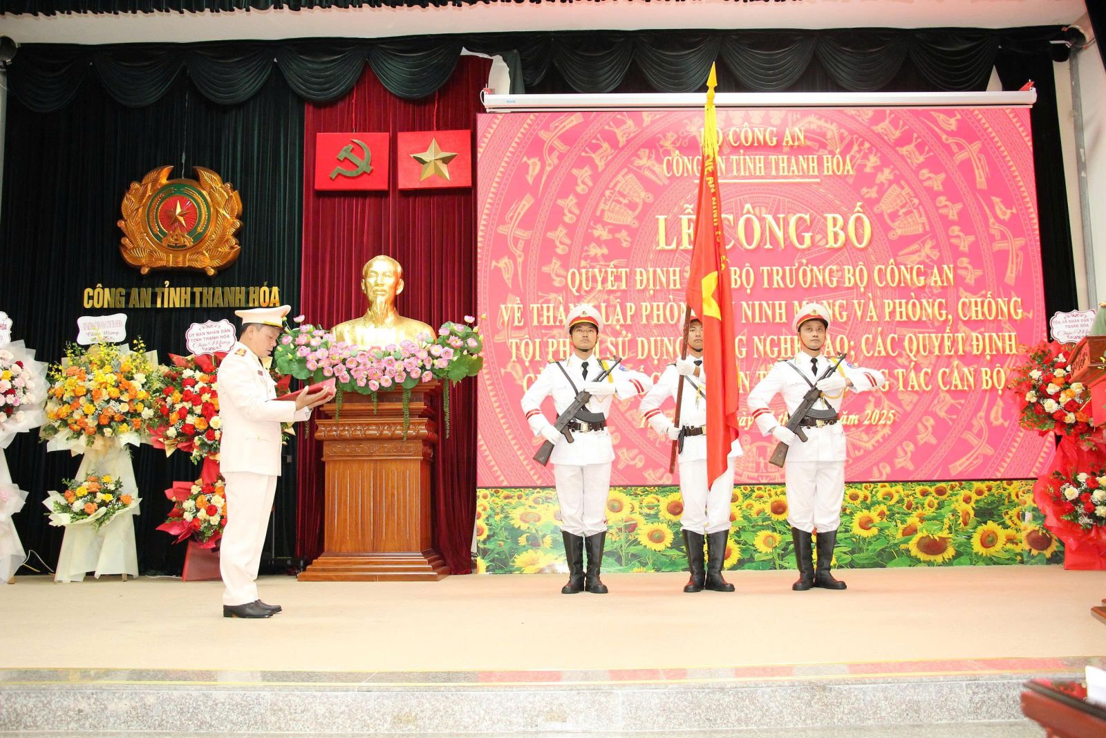 Đồng chí Trưởng phòng An ninh mạng và phòng, chống tội phạm sử dụng công nghệ cao tuyên thệ dưới Công an kỳ.