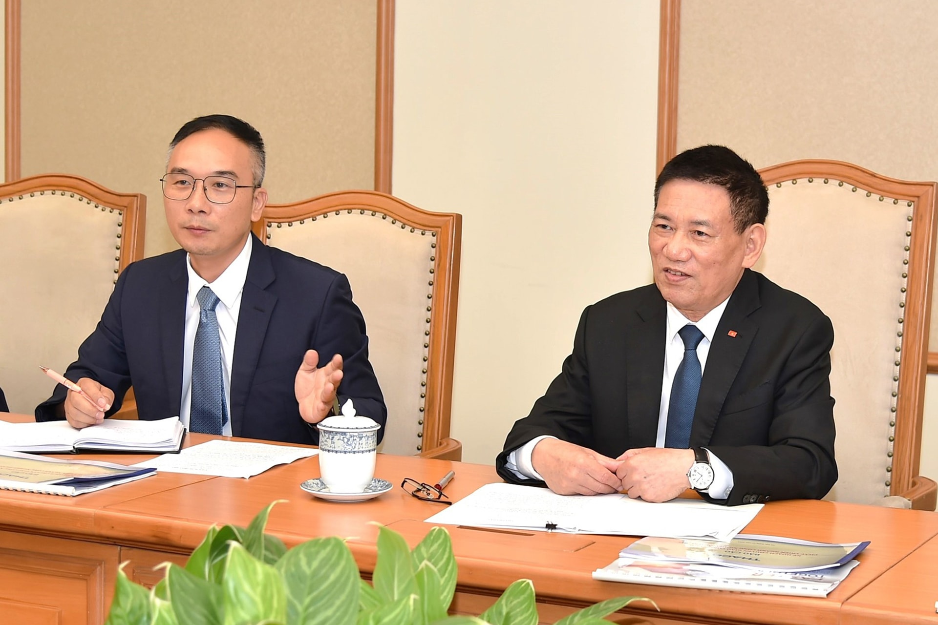 Phó Thủ tướng Hồ Đức Phớc đánh giá cao đề xuất hợp tác, chuyển giao công nghệ của Hyundai Rotem (Ảnh: VGP) Phó Thủ tướng Hồ Đức Phớc đánh giá cao đề xuất hợp tác, chuyển giao công nghệ của Hyundai Rotem (Ảnh: VGP)