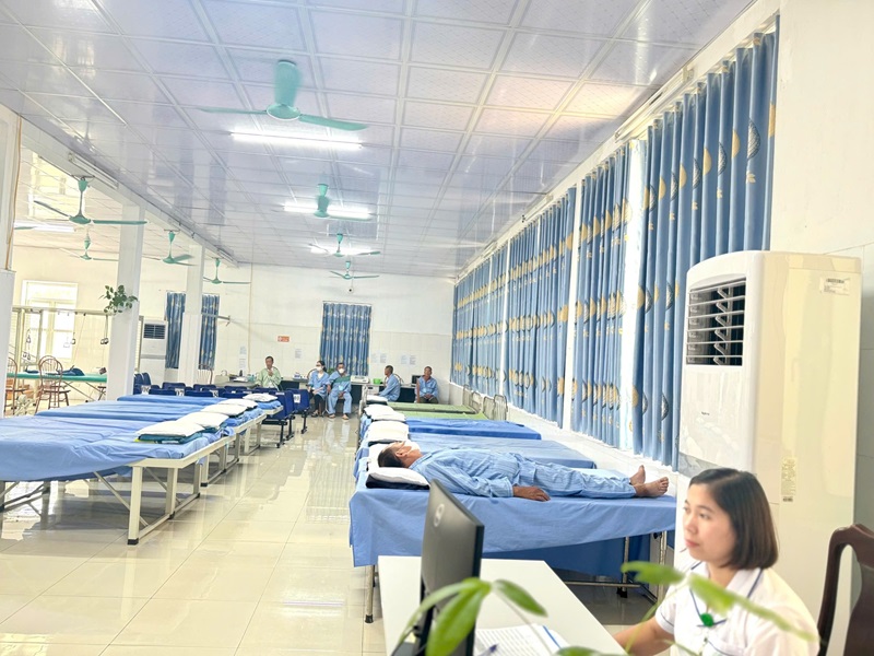 Bác sĩ bệnh viện Y dược cổ truyền Hưng Yên triển khai sử dụng bệnh án điện tử.