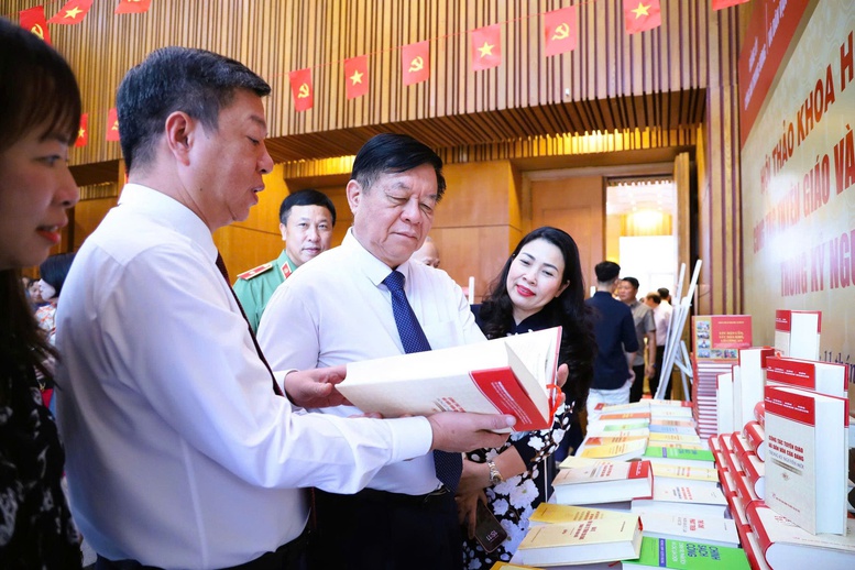 Đồng chí Nguyễn Trọng Nghĩa, Ủy viên Bộ Chính trị, Bí thư Trung ương Đảng, Trưởng Ban Tuyên giáo và Dân vận Trung ương tham quan gian trưng bày tại Hội thảo