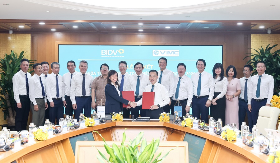 Đại diện Lãnh đạo BIDV Cầu Giấy và VIMC Lines ký kết thỏa thuận nguyên tắc