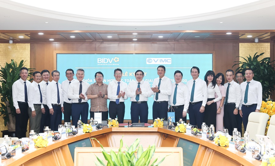 Đại diện Lãnh đạo BIDV và VIMC chúc mừng thành công Lễ ký kết