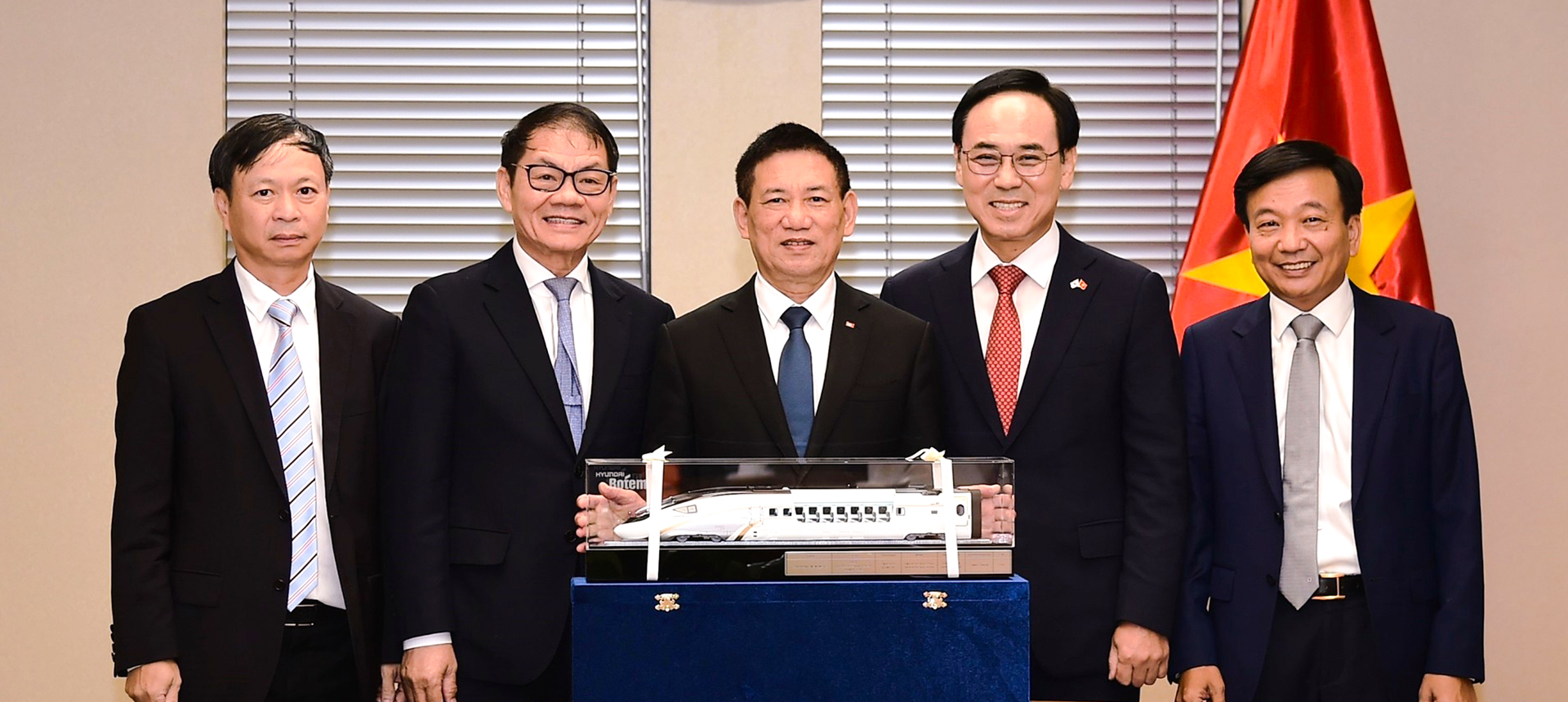 Phó Thủ tướng Hồ Đức Phớc chụp ảnh lưu niệm cùng lãnh đạo THACO và Hyundai Rotem (Ảnh: VGP) Phó Thủ tướng Hồ Đức Phớc chụp ảnh lưu niệm cùng lãnh đạo THACO và Hyundai Rotem (Ảnh: VGP)