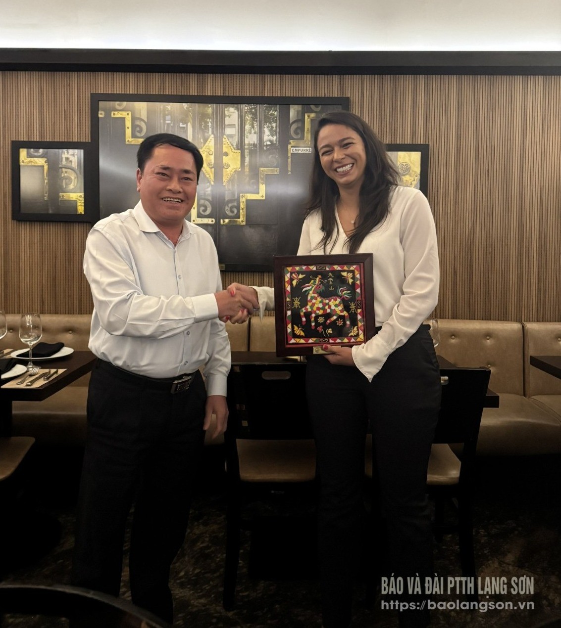 Đồng chí Hồ Tiến Thiệu, Phó Bí thư Tỉnh ủy, Chủ tịch UBND tỉnh tặng quà bà Marcelle Torres Alves Okuno – Đại sứ quán Việt Nam tại Brazil đang trình bổ nhiệm Lãnh sự danh dự Việt Nam tại Rio de Janeiro Đồng chí Hồ Tiến Thiệu, Phó Bí thư Tỉnh ủy, Chủ tịch UBND tỉnh tặng quà bà Marcelle Torres Alves Okuno – Đại sứ quán Việt Nam tại Brazil đang trình bổ nhiệm Lãnh sự danh dự Việt Nam tại Rio de Janeiro