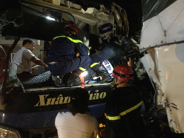 Cabin xe khách nát bét sau tai nạn. Cabin xe khách nát bét sau tai nạn.