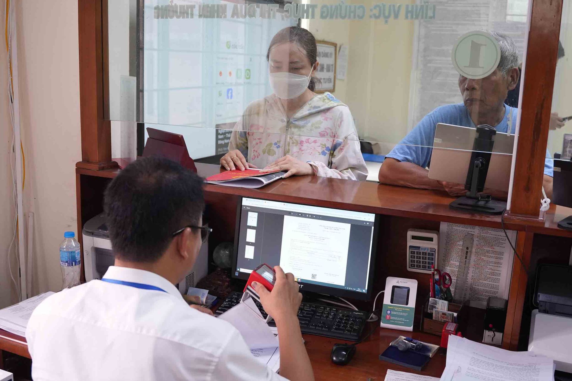 Hà Nội đề xuất công chức tư pháp cấp xã chứng thực bản sao giấy tờ và chữ ký