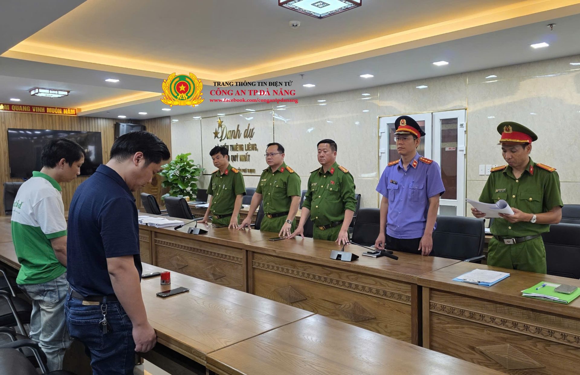 Lãnh đạo Phòng Cảnh sát kinh tế và đại diện Viện Kiểm sát nhân dân thành phố Đà Nẵng trực tiếp chứng kiến tống đạt các quyết định với 02 đối tượng.