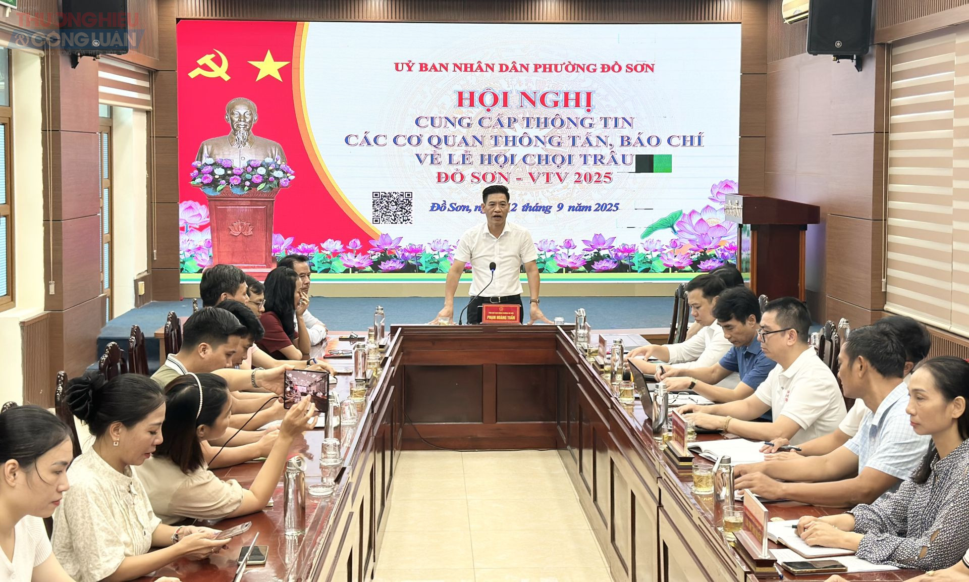 Đồng chí Phạm Hoàng Tuấn, PCT UBND phường Đồ Sơn - Trưởng Ban tổ chức Lễ hội cung cấp thông tin về Lễ hội. Đồng chí Phạm Hoàng Tuấn, PCT UBND phường Đồ Sơn - Trưởng Ban tổ chức Lễ hội cung cấp thông tin về Lễ hội.