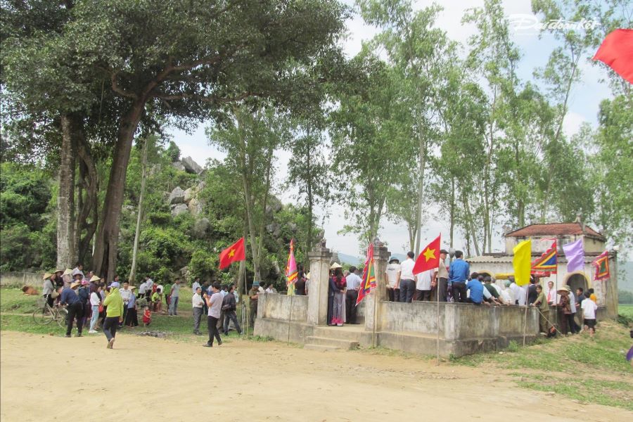 Khu lăng mộ Đền Song Trung ở xã Tân Gianh, tỉnh Quảng Trị