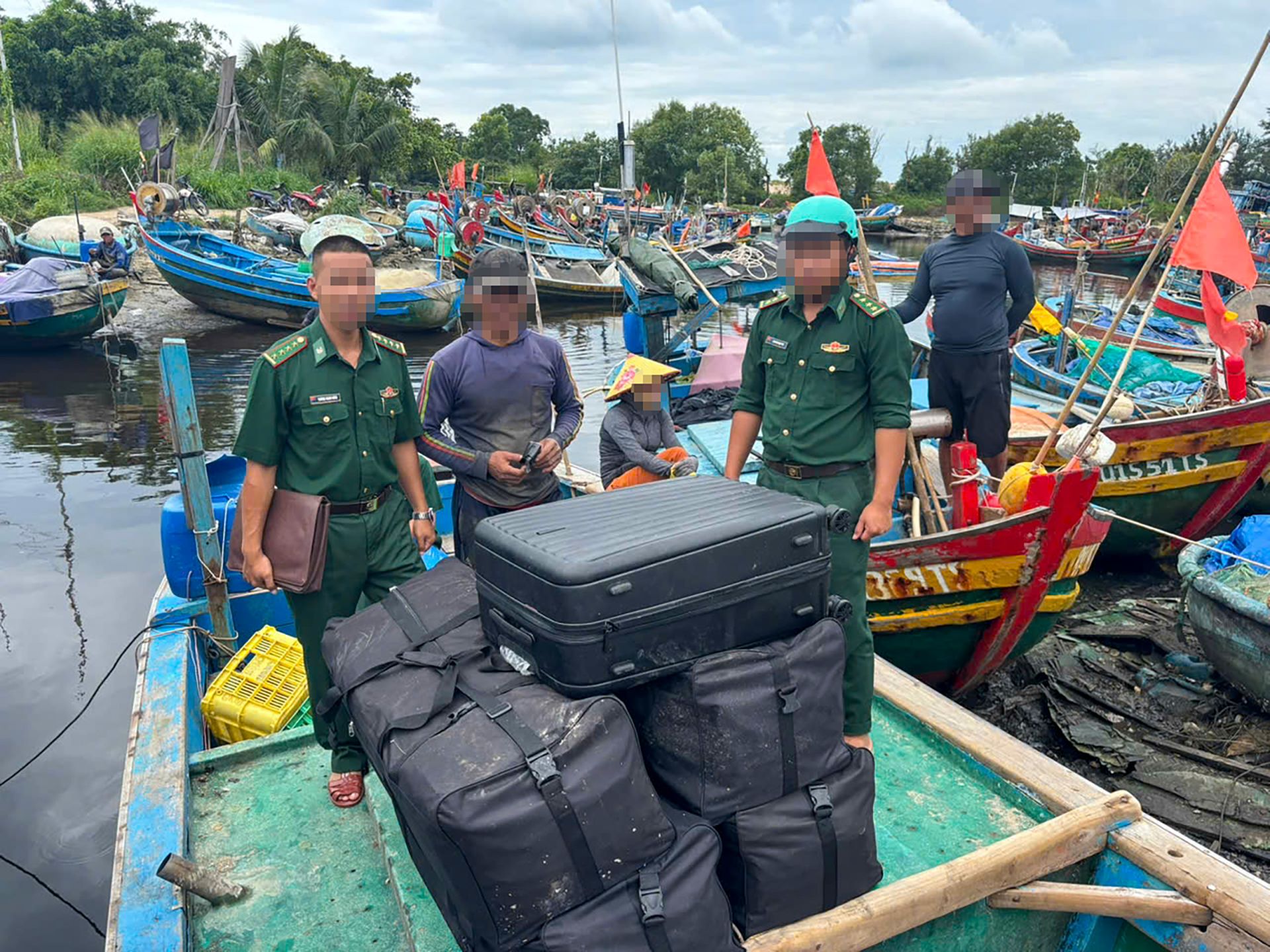 TP. HCM: Ngư dân phát hiện hơn 81kg cần sa trôi trên biển