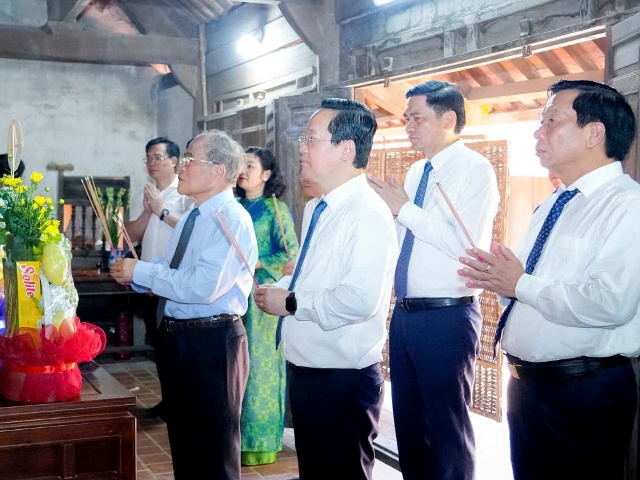 Các đồng chí lãnh đạo, nguyên lãnh đạo Trung ương, tỉnh Nghệ An dâng lễ, dâng hương tại nhà cụ Nguyễn Sinh Nhậm - ông nội Chủ tịch Hồ Chí Minh.