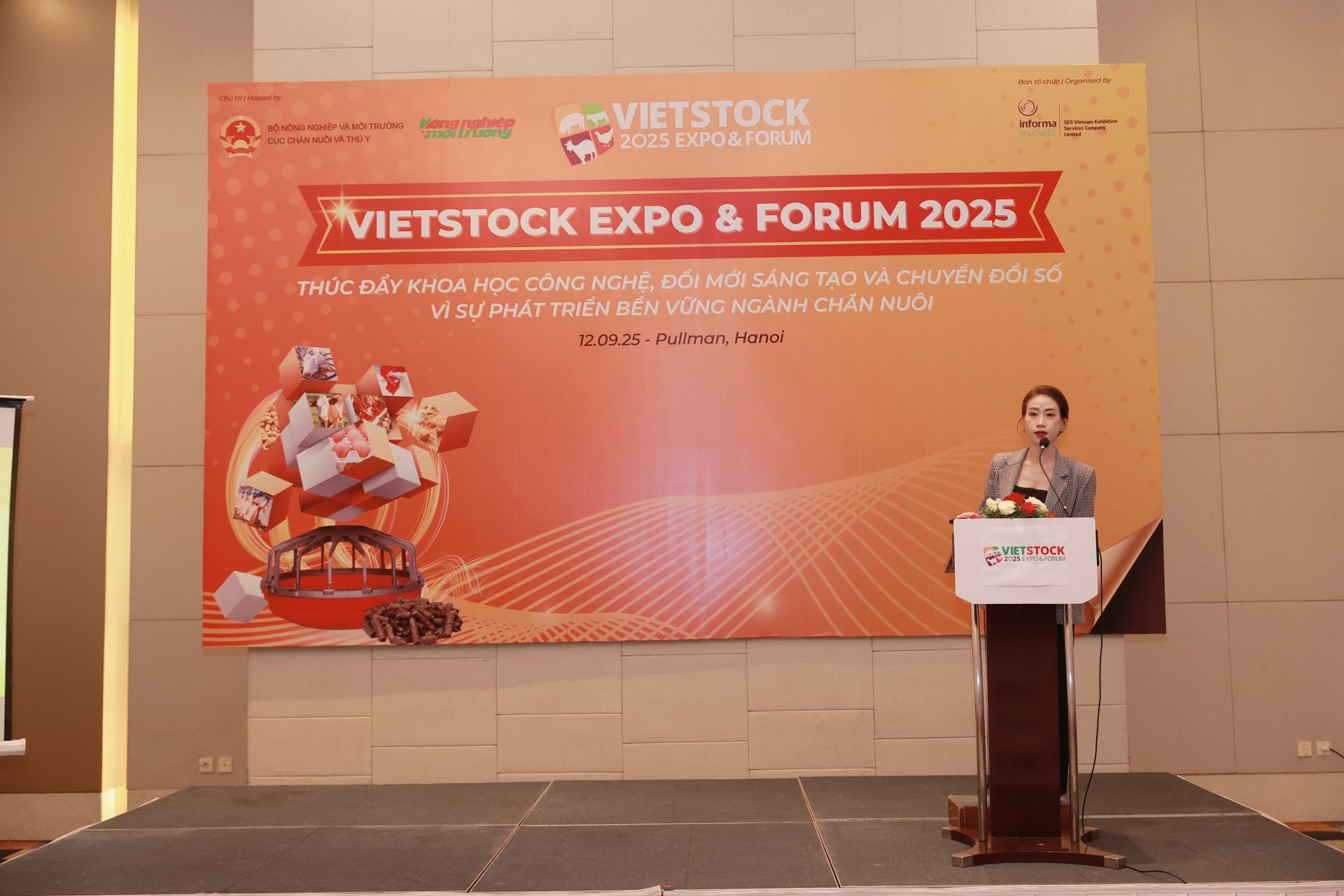 Bà Nguyễn Phương Thảo, Giám đốc Dự án Cấp cao Tập đoàn Informa Markets chia sẻ thông tin Triển lãm