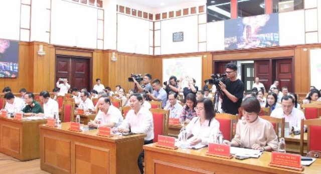 Quang cảnh buổi họp báo. Quang cảnh buổi họp báo.