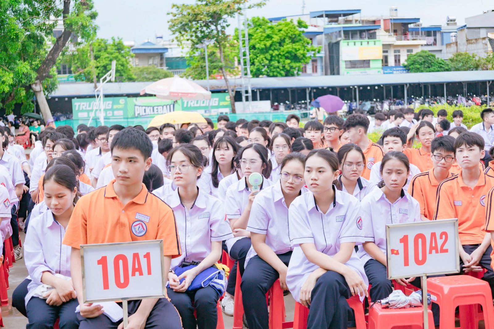 Đây là dịp để thầy và trò nhà trường được cập nhật kiến thức pháp luật, trang bị kỹ năng sống cần thiết, đồng thời nâng cao tinh thần cảnh giác trước các nguy cơ về tệ nạn xã hội, tai nạn giao thông và cháy nổ.