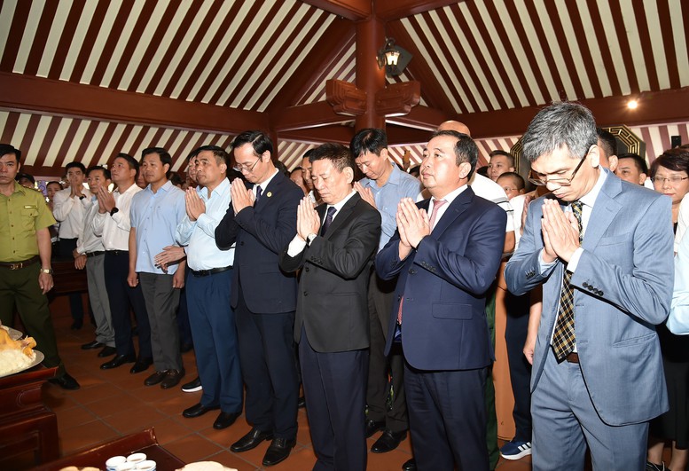 Các đồng chí lãnh đạo, nguyên lãnh đạo Đảng, Nhà nước, đại diện đồng bào cùng hội tụ về Đền thờ Bác Hồ trên Đỉnh Vua - Núi Ba Vì - Núi Tổ tâm linh của người Việt, thành kính dâng hương kỷ niệm 56 năm ngày mất của Bác theo phong tục truyền thống của dân tộc - Ảnh: VGP/Trần Mạnh Các đồng chí lãnh đạo, nguyên lãnh đạo Đảng, Nhà nước, đại diện đồng bào cùng hội tụ về Đền thờ Bác Hồ trên Đỉnh Vua - Núi Ba Vì - Núi Tổ tâm linh của người Việt, thành kính dâng hương kỷ niệm 56 năm ngày mất của Bác theo phong tục truyền thống của dân tộc - Ảnh: VGP/Trần Mạnh