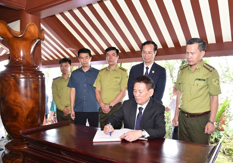 Thay mặt Đoàn công tác, Phó Thủ tướng Hồ Đức Phớc ghi lưu bút tại Đền thờ Bác Hồ - Ảnh: VGP/Trần Mạnh Thay mặt Đoàn công tác, Phó Thủ tướng Hồ Đức Phớc ghi lưu bút tại Đền thờ Bác Hồ - Ảnh: VGP/Trần Mạnh