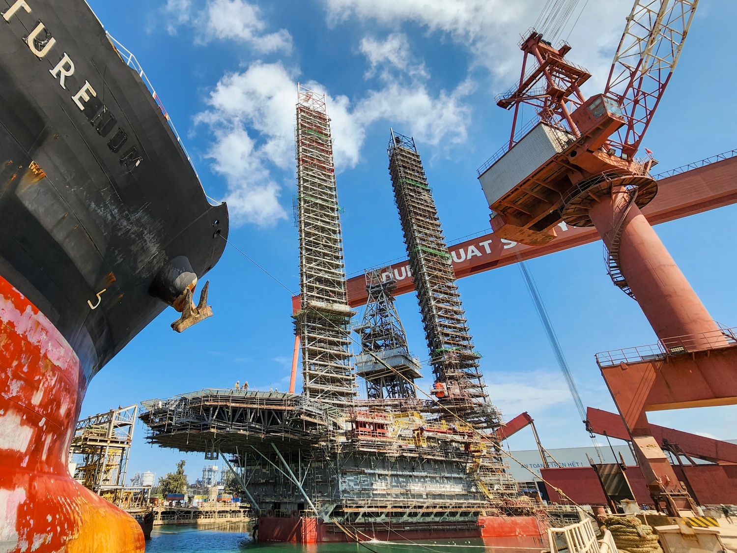 Giàn khoan Murmanskaya của Công ty Arktikmorneftegazrazvedka.Josc (Nga) có chiều dài 88m, rộng 66m, chiều cao thân giàn cao 9,7m và chiều dài chân giàn 146m, được chủ giàn tin tưởng lựa chọn PVSM thực hiện bảo dưỡng, sửa chữa 3 lần