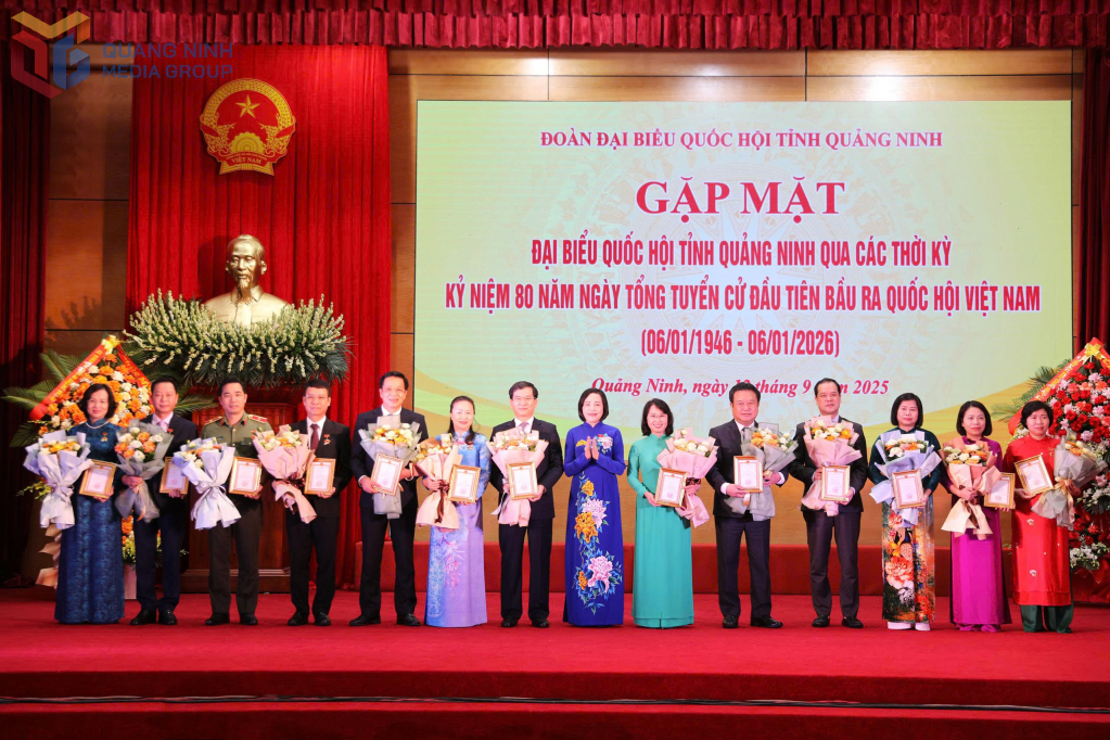 Phó Chủ tịch Quốc hội Nguyễn Thị Thanh trao tặng Kỷ niệm chương “Vì sự nghiệp Quốc hội Việt Nam” cho 13 cá nhân có nhiều đóng góp cho quá trình phát triển của Quốc hội Việt Nam.