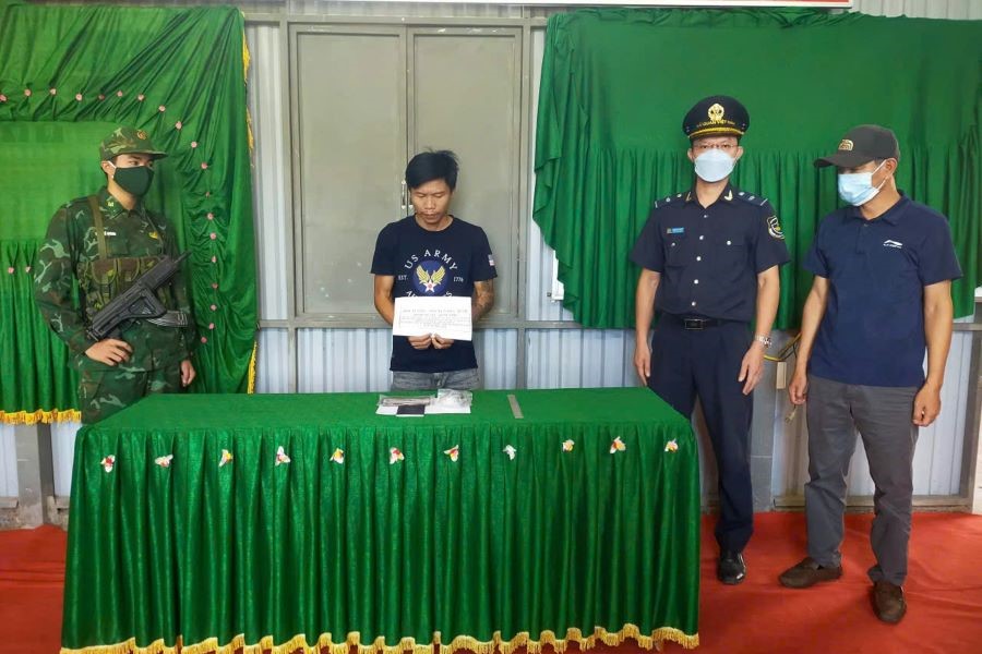 Lái xe đầu kéo mang gần 200 viên ma túy từ Lào về Việt Nam