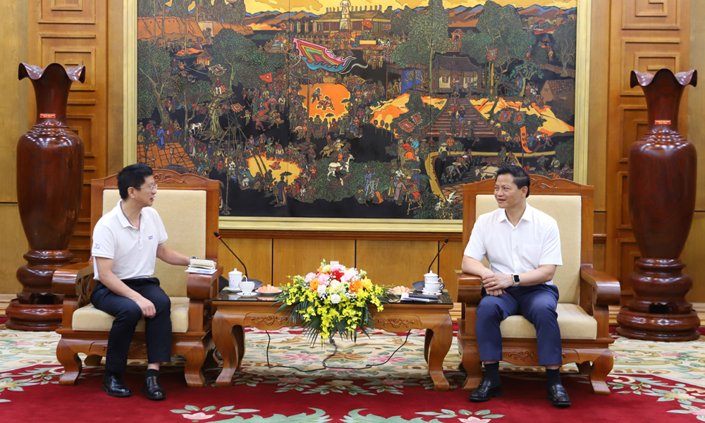 Đồng chí Vương Quốc Tuấn trao đổi với lãnh đạo Tập đoàn Desay.