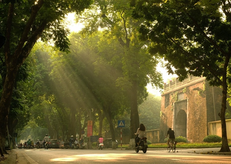 Khu vực Hà Nội dự báo ngày nắng gián đoạn, có lúc có mưa.