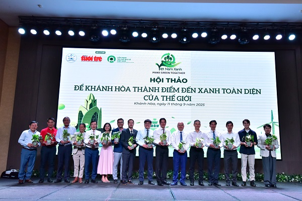 Lãnh đạo và các diễn giả chụp hình lưu niệm