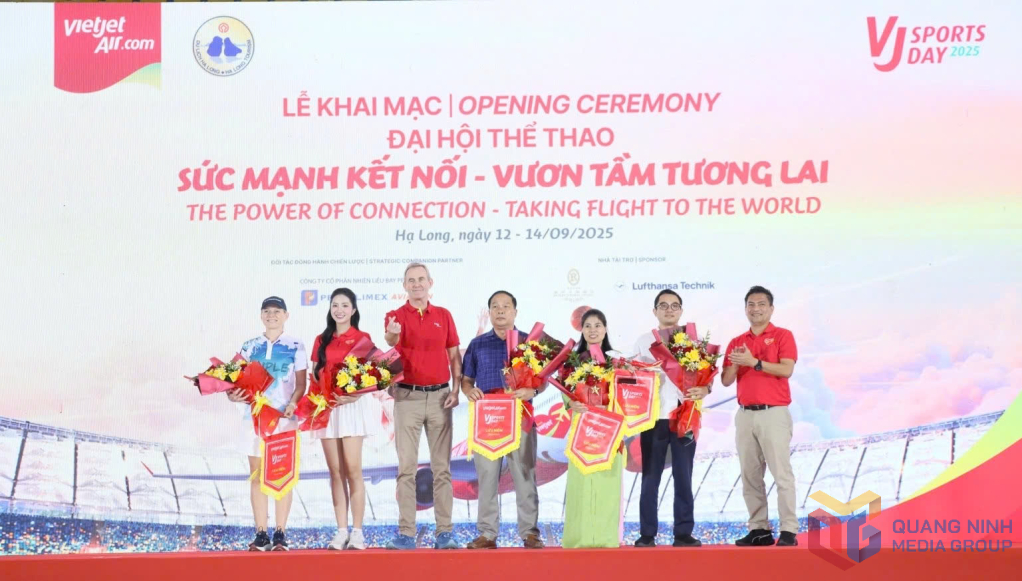 Ban Tổ chức tặng hoa và cờ lưu niệm cho các vận động viên, đối tác hàng không, bạn hàng.