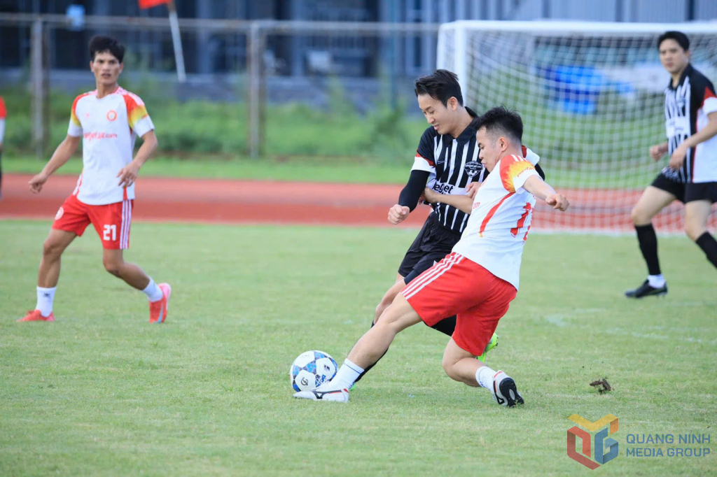 Các VĐV thi đấu nội dung bóng đá.