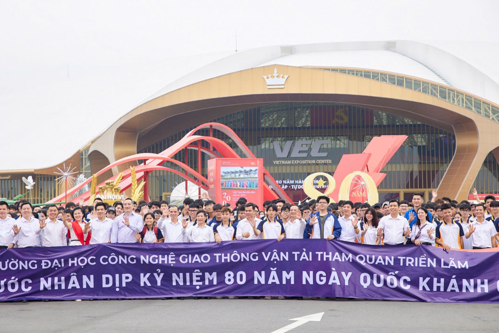 Đại diện lãnh đạo Nhà trường cùng các thầy, cô giáo và tân sinh viên K76 Trường Đại học Công nghệ GTVT tham quan Triển lãm 80 năm hành trình Độc lập-Tự do-Hạnh phúc Đại diện lãnh đạo Nhà trường cùng các thầy, cô giáo và tân sinh viên K76 Trường Đại học Công nghệ GTVT tham quan Triển lãm 80 năm hành trình Độc lập-Tự do-Hạnh phúc