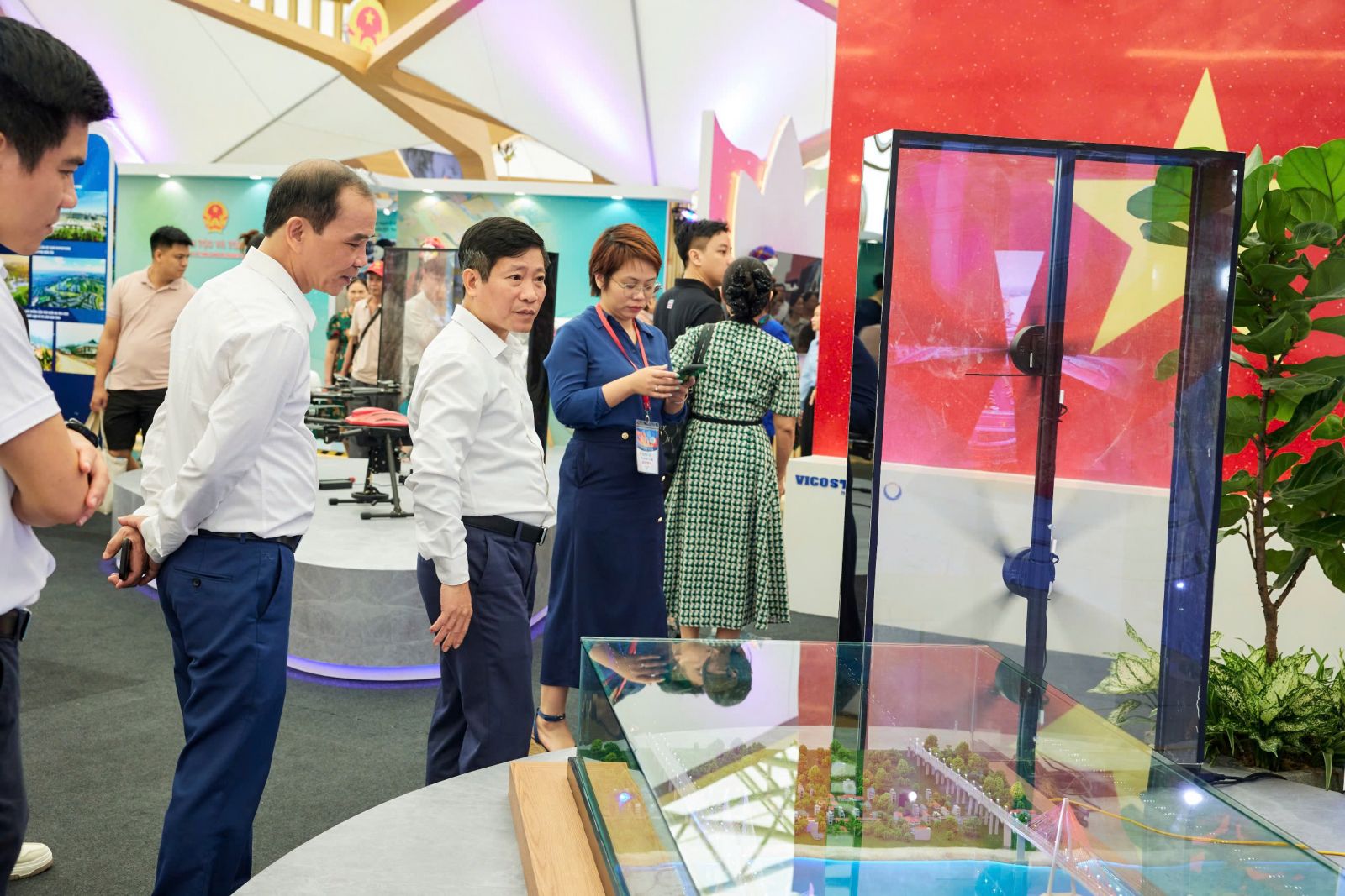 Đại diện lãnh đạo Nhà trường tham quan khu trưng bày trong nhà tại Triển lãm 80 năm Hành trình Độc lập - Tự do - Hạnh phúc Đại diện lãnh đạo Nhà trường tham quan khu trưng bày trong nhà tại Triển lãm 80 năm Hành trình Độc lập - Tự do - Hạnh phúc