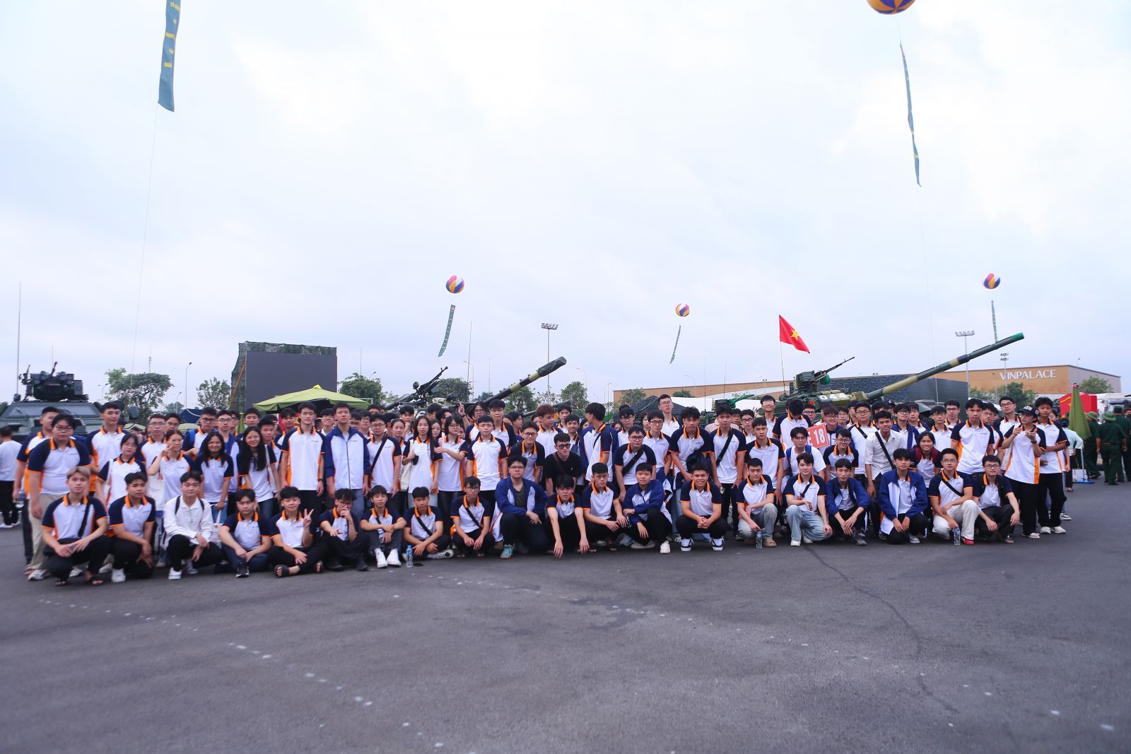 Sinh viên Trường Đại học Công nghệ GTVT tham quan khu bảo tàng quân sự Sinh viên Trường Đại học Công nghệ GTVT tham quan khu bảo tàng quân sự