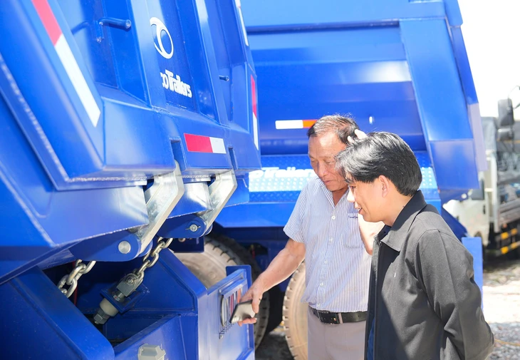 Khách mời tìm hiểu, trao đổi về sản phẩm sơ mi rơ moóc Thaco Trailers - Ảnh: Thaco