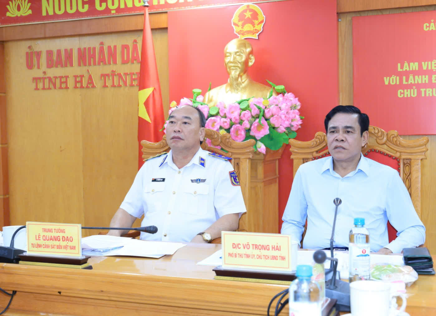 Trung tướng Lê Quang Đạo - Tư lệnh Cảnh sát biển và đồng chí Võ Trọng Hải - Phó Bí thư Tỉnh uỷ, Chủ tịch UBND tỉnh Hà Tĩnh đồng chủ trì buổi làm việc