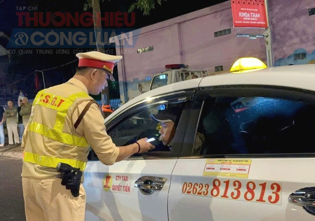 Lực lượng CSGT Đắk Lắk kiểm tra nồng độ cồn người điều khiển phương tiện giao thông. Lực lượng CSGT Đắk Lắk kiểm tra nồng độ cồn người điều khiển phương tiện giao thông.