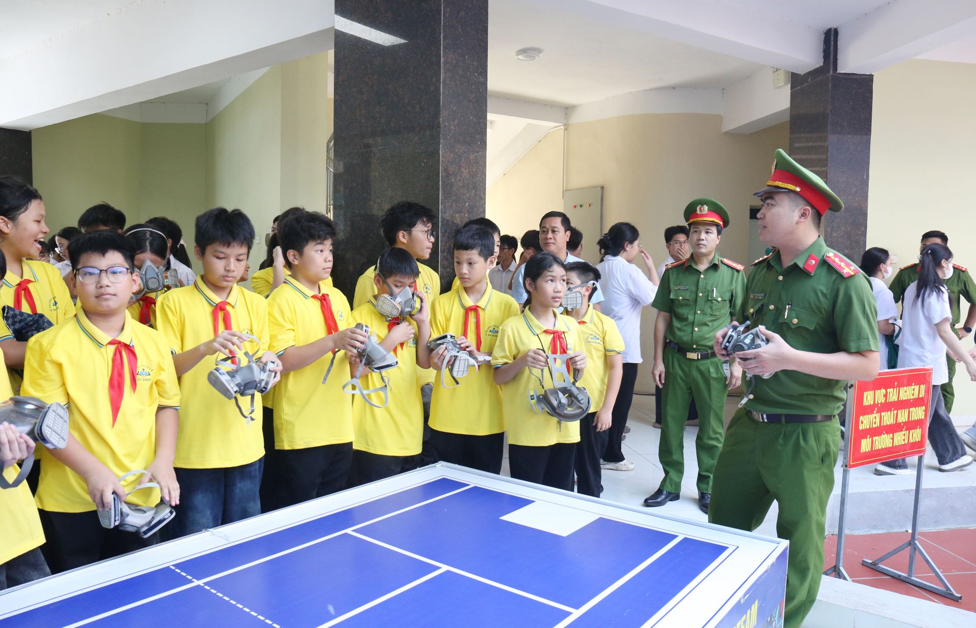 Hướng dẫn đẹo mặt nạ phòng khói, khí độc để thực hành di chuyển thoát nạn trong môi trường có nhiều khói, trong không gian hạn chế