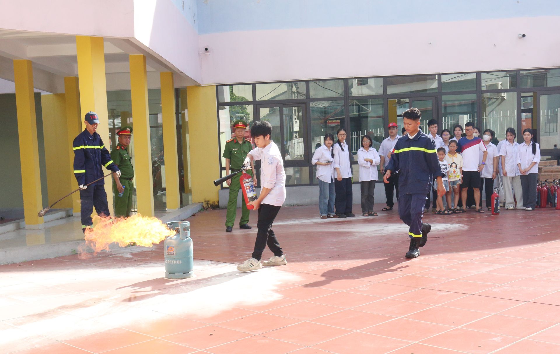 Bắc Ninh: Hơn 800 thầy cô giáo, học sinh được trải nghiệm thực hành chữa cháy và cứu nạn, cứu hộ